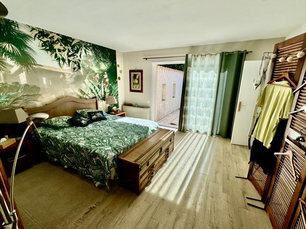 Villa contemporaine 13 pièces - 290 m2 - 4789 m2 Uchaux (84100)