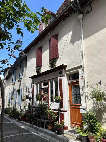 Charmante maison de ville, entièrement rénovée avec goût, à quelques pas des commerces
