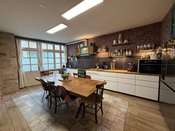 Charmante maison de ville, entièrement rénovée avec goût, à quelques pas des commerces