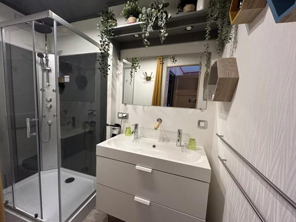 Charmante maison de ville, entièrement rénovée avec goût, à quelques pas des commerces