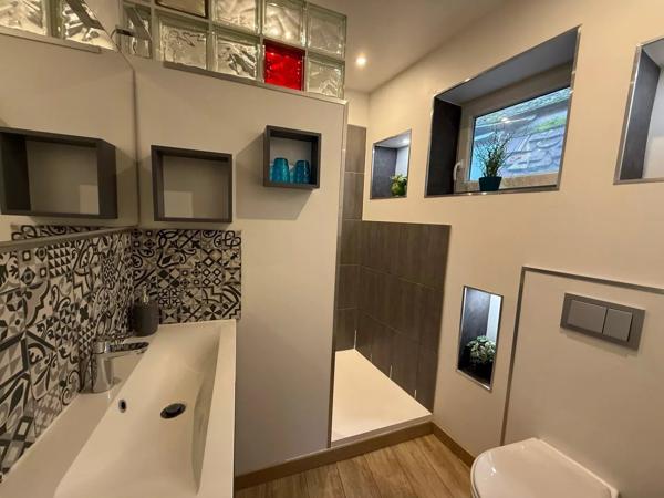 Charmante maison de ville, entièrement rénovée avec goût, à quelques pas des commerces
