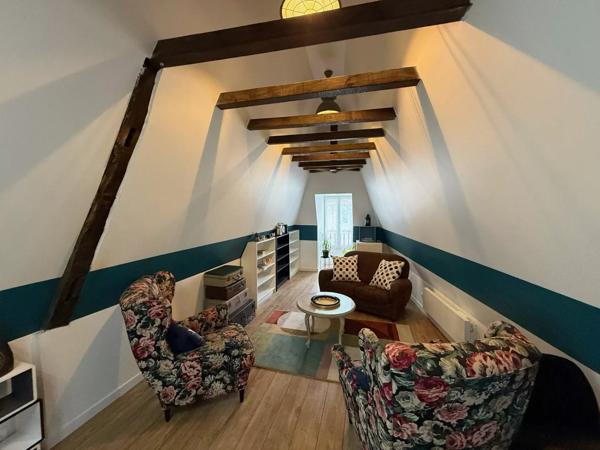 Charmante maison de ville, entièrement rénovée avec goût, à quelques pas des commerces