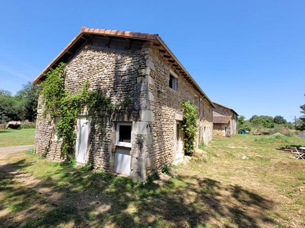 Magnifique ensemble immobilier en pierres à Vaux 86700