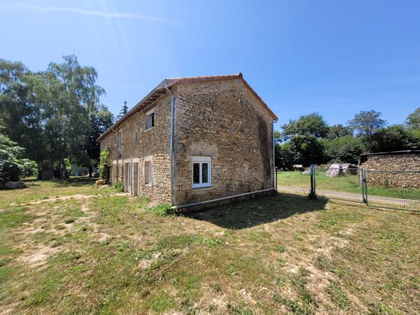 Magnifique ensemble immobilier en pierres à Vaux 86700