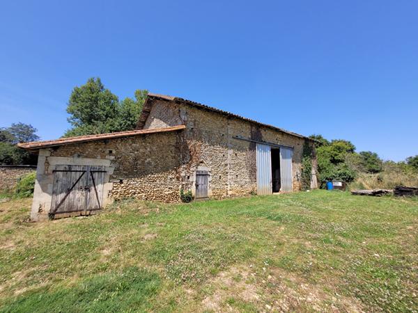 Magnifique ensemble immobilier en pierres à Vaux 86700