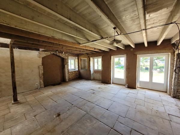 Magnifique ensemble immobilier en pierres à Vaux 86700