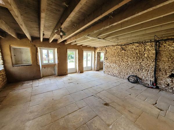 Magnifique ensemble immobilier en pierres à Vaux 86700