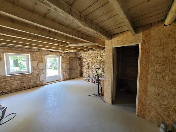 Magnifique ensemble immobilier en pierres à Vaux 86700