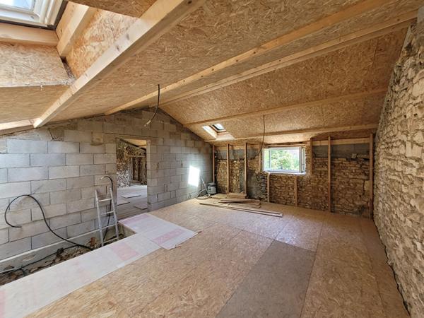 Magnifique ensemble immobilier en pierres à Vaux 86700