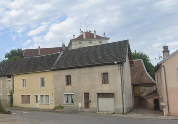Maison familiale de caractère au cœur de Fraisans – Un beau projet de rénovation à imaginer selon vos envies !