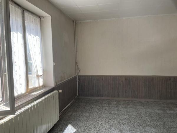 Maison familiale de caractère au cœur de Fraisans – Un beau projet de rénovation à imaginer selon vos envies !