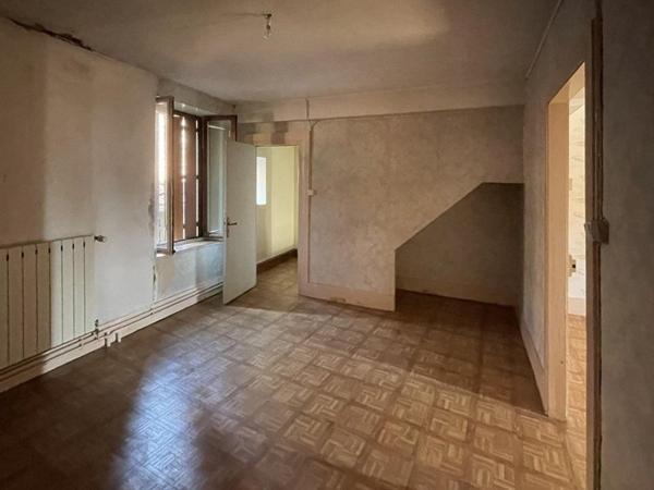 Maison familiale de caractère au cœur de Fraisans – Un beau projet de rénovation à imaginer selon vos envies !