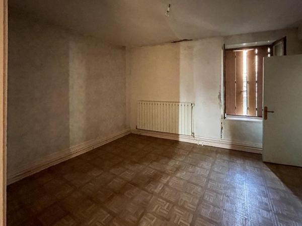 Maison familiale de caractère au cœur de Fraisans – Un beau projet de rénovation à imaginer selon vos envies !