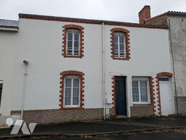 EXCLUSIVITÉ - SAINT-FULGENT - Idéalement situé dans le bourg de Saint-Fulgent, découvrez le cha...