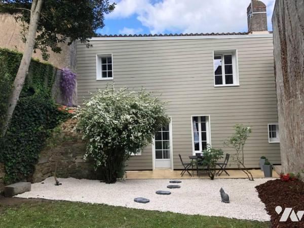 EXCLUSIVITÉ - SAINT-FULGENT - Idéalement situé dans le bourg de Saint-Fulgent, découvrez le cha...