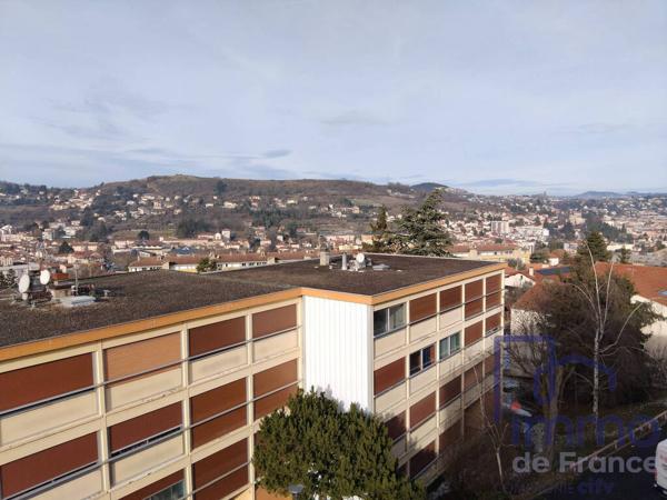 F4 avec balcon, cave, place de parking privé et belle vue déga