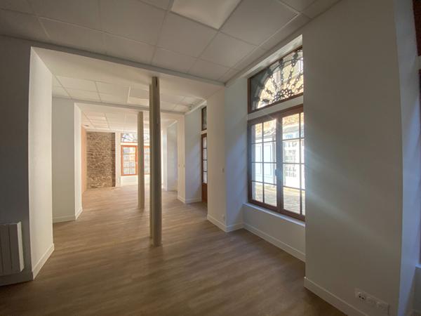 A VENDRE DANS LE CENTRE HISTORIQUE DE DINAN SITUÉ AU REZ-DE-CHAUSSÉE local commercial ou appartement