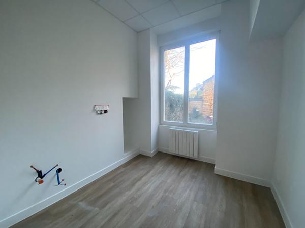 A VENDRE DANS LE CENTRE HISTORIQUE DE DINAN SITUÉ AU REZ-DE-CHAUSSÉE local commercial ou appartement