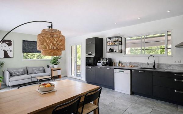 Maison à vendre    5 pièces • 120 m2 Saint-Saturnin-lès-Avignon