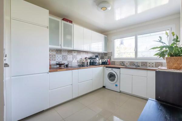 Vente                                                      Appartement
                        
                     3 pièces                      66 m2                     à Sucy-en-Brie