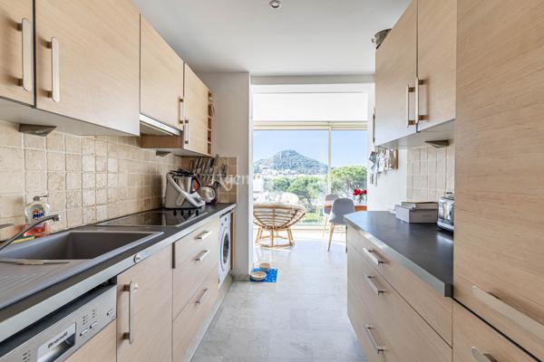 Appartement 2/ 3 pièces belle vue mer dans une résidence avec piscine, tennis, parc et plage.