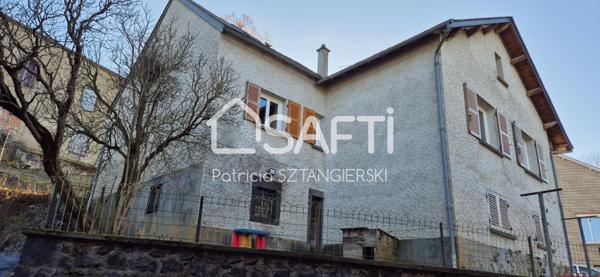 Maison T6 de 196 m² avec garages et jardin.