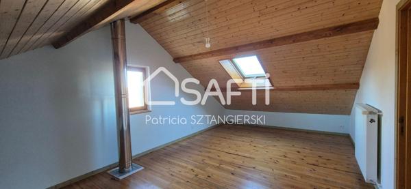 Maison T6 de 196 m² avec garages et jardin.