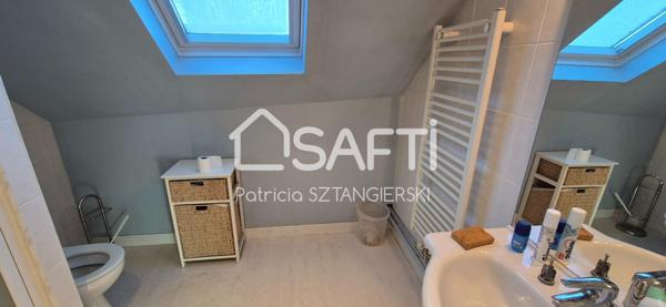 Maison T6 de 196 m² avec garages et jardin.