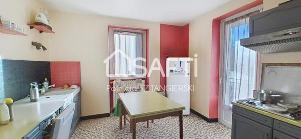 Maison T6 de 196 m² avec garages et jardin.