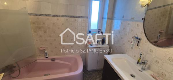 Maison T6 de 196 m² avec garages et jardin.