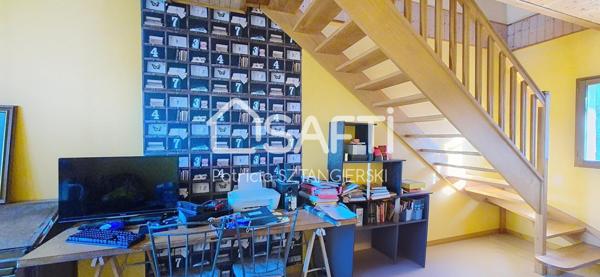 Maison T6 de 196 m² avec garages et jardin.