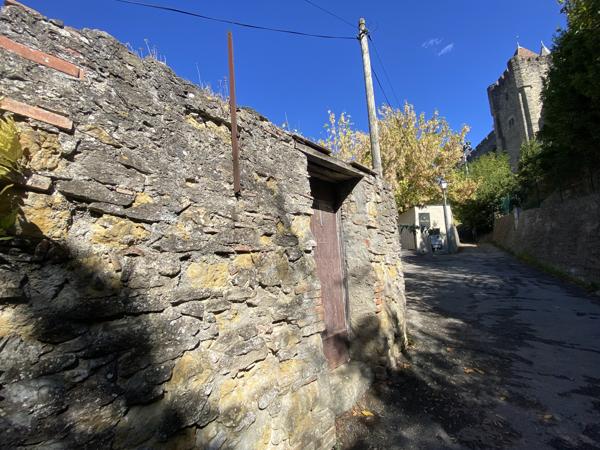 Au pied de la Cité: Remise, avec jardin, à aménager en habitation