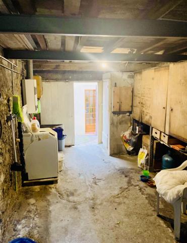 Au pied de la Cité: Remise, avec jardin, à aménager en habitation