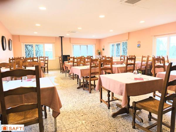 Fonds d'un superbe restaurant, sa belle terrasse d'été sur un vaste terrain proche de Neufchâteau