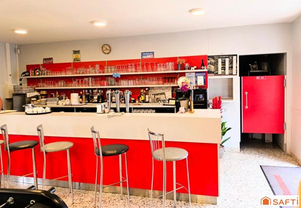 Fonds d'un superbe restaurant, sa belle terrasse d'été sur un vaste terrain proche de Neufchâteau