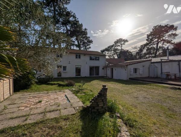 SAINT BREVIN LES PINS, maison à proximité de la promenade du bord de mer et du Serpent de Mer. 