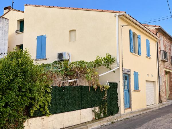 Bages – Maison de village avec jardin, terrasse et 4 chambres

En exclusivité à Bages, cette maison de village aux volets bleus offre un extérieur agréable, quatre chambres et des combles aménagés.

Depuis le séjour, une baie vitrée ouvre directement sur un extérieur d’environ 50 m² : une terrasse de 20 m² pour les repas aux beaux jours et un jardin de 30 m² aménagé en potager. Deux citernes de récupération des eaux de pluie, de 1 000 litres chacune, permettent d’arroser les plantations.

La maison développe environ 105 m² de surface utile, comprenant les 9,6 m² de combles aménagés.

Au rez-de-chaussée, le hall d’entrée dessert une cuisine ouverte sur le salon-salle à manger, une chambre aménagée dans l’ancien garage avec sa propre salle d’eau, ainsi qu’une buanderie.

À l’étage, trois chambres, une salle d'eau et une seconde cuisine au mur en pierre composent le niveau. Un escalier mène aux combles aménagés : un espace lumineux grâce à sa fenêtre de toit, pouvant accueillir un couchage supplémentaire ou un coin détente. Des rangements sous pente complètent cet espace.

Des travaux importants ont été réalisés il y a moins de cinq ans : toiture, façades, menuiseries et gouttières. La climatisation équipe le rez-de-chaussée et l’étage. La maison bénéficie d’un classement énergétique C et d’un classement A pour les émissions de gaz à effet de serre.

L’intérieur conserve une décoration à personnaliser selon vos envies. Le hall commun, avec son escalier desservant directement l’étage et une porte donnant accès au rez-de-chaussée, permet également d’envisager une organisation en deux logements, sous réserve des vérifications techniques et administratives nécessaires.

Avec les commerces et les écoles du village, cette maison offre une base intéressante pour un projet familial ou un investissement.

Prix : 220 000 €, honoraires d’agence inclus, à la charge du vendeur.

Contactez-moi pour découvrir cette maison et échanger sur votre projet.