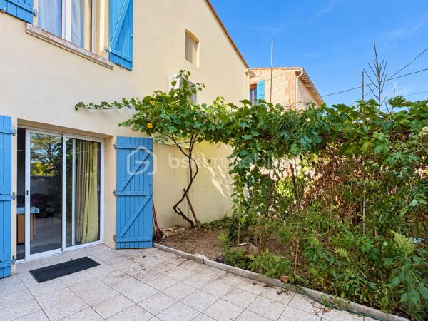 Bages – Maison de village avec jardin, terrasse et 4 chambres

En exclusivité à Bages, cette maison de village aux volets bleus offre un extérieur agréable, quatre chambres et des combles aménagés.

Depuis le séjour, une baie vitrée ouvre directement sur un extérieur d’environ 50 m² : une terrasse de 20 m² pour les repas aux beaux jours et un jardin de 30 m² aménagé en potager. Deux citernes de récupération des eaux de pluie, de 1 000 litres chacune, permettent d’arroser les plantations.

La maison développe environ 105 m² de surface utile, comprenant les 9,6 m² de combles aménagés.

Au rez-de-chaussée, le hall d’entrée dessert une cuisine ouverte sur le salon-salle à manger, une chambre aménagée dans l’ancien garage avec sa propre salle d’eau, ainsi qu’une buanderie.

À l’étage, trois chambres, une salle d'eau et une seconde cuisine au mur en pierre composent le niveau. Un escalier mène aux combles aménagés : un espace lumineux grâce à sa fenêtre de toit, pouvant accueillir un couchage supplémentaire ou un coin détente. Des rangements sous pente complètent cet espace.

Des travaux importants ont été réalisés il y a moins de cinq ans : toiture, façades, menuiseries et gouttières. La climatisation équipe le rez-de-chaussée et l’étage. La maison bénéficie d’un classement énergétique C et d’un classement A pour les émissions de gaz à effet de serre.

L’intérieur conserve une décoration à personnaliser selon vos envies. Le hall commun, avec son escalier desservant directement l’étage et une porte donnant accès au rez-de-chaussée, permet également d’envisager une organisation en deux logements, sous réserve des vérifications techniques et administratives nécessaires.

Avec les commerces et les écoles du village, cette maison offre une base intéressante pour un projet familial ou un investissement.

Prix : 220 000 €, honoraires d’agence inclus, à la charge du vendeur.

Contactez-moi pour découvrir cette maison et échanger sur votre projet.