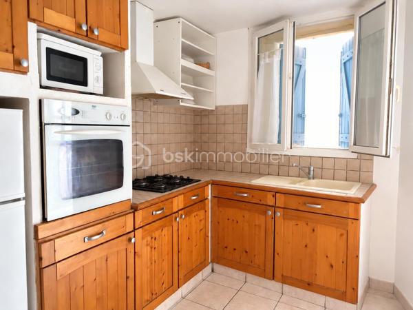 Bages – Maison de village avec jardin, terrasse et 4 chambres

En exclusivité à Bages, cette maison de village aux volets bleus offre un extérieur agréable, quatre chambres et des combles aménagés.

Depuis le séjour, une baie vitrée ouvre directement sur un extérieur d’environ 50 m² : une terrasse de 20 m² pour les repas aux beaux jours et un jardin de 30 m² aménagé en potager. Deux citernes de récupération des eaux de pluie, de 1 000 litres chacune, permettent d’arroser les plantations.

La maison développe environ 105 m² de surface utile, comprenant les 9,6 m² de combles aménagés.

Au rez-de-chaussée, le hall d’entrée dessert une cuisine ouverte sur le salon-salle à manger, une chambre aménagée dans l’ancien garage avec sa propre salle d’eau, ainsi qu’une buanderie.

À l’étage, trois chambres, une salle d'eau et une seconde cuisine au mur en pierre composent le niveau. Un escalier mène aux combles aménagés : un espace lumineux grâce à sa fenêtre de toit, pouvant accueillir un couchage supplémentaire ou un coin détente. Des rangements sous pente complètent cet espace.

Des travaux importants ont été réalisés il y a moins de cinq ans : toiture, façades, menuiseries et gouttières. La climatisation équipe le rez-de-chaussée et l’étage. La maison bénéficie d’un classement énergétique C et d’un classement A pour les émissions de gaz à effet de serre.

L’intérieur conserve une décoration à personnaliser selon vos envies. Le hall commun, avec son escalier desservant directement l’étage et une porte donnant accès au rez-de-chaussée, permet également d’envisager une organisation en deux logements, sous réserve des vérifications techniques et administratives nécessaires.

Avec les commerces et les écoles du village, cette maison offre une base intéressante pour un projet familial ou un investissement.

Prix : 220 000 €, honoraires d’agence inclus, à la charge du vendeur.

Contactez-moi pour découvrir cette maison et échanger sur votre projet.