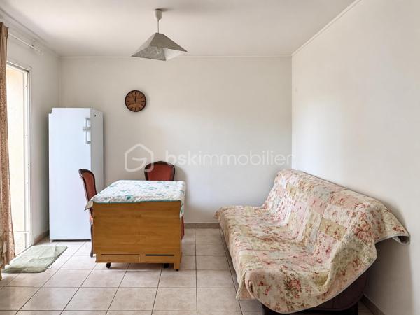 Bages – Maison de village avec jardin, terrasse et 4 chambres

En exclusivité à Bages, cette maison de village aux volets bleus offre un extérieur agréable, quatre chambres et des combles aménagés.

Depuis le séjour, une baie vitrée ouvre directement sur un extérieur d’environ 50 m² : une terrasse de 20 m² pour les repas aux beaux jours et un jardin de 30 m² aménagé en potager. Deux citernes de récupération des eaux de pluie, de 1 000 litres chacune, permettent d’arroser les plantations.

La maison développe environ 105 m² de surface utile, comprenant les 9,6 m² de combles aménagés.

Au rez-de-chaussée, le hall d’entrée dessert une cuisine ouverte sur le salon-salle à manger, une chambre aménagée dans l’ancien garage avec sa propre salle d’eau, ainsi qu’une buanderie.

À l’étage, trois chambres, une salle d'eau et une seconde cuisine au mur en pierre composent le niveau. Un escalier mène aux combles aménagés : un espace lumineux grâce à sa fenêtre de toit, pouvant accueillir un couchage supplémentaire ou un coin détente. Des rangements sous pente complètent cet espace.

Des travaux importants ont été réalisés il y a moins de cinq ans : toiture, façades, menuiseries et gouttières. La climatisation équipe le rez-de-chaussée et l’étage. La maison bénéficie d’un classement énergétique C et d’un classement A pour les émissions de gaz à effet de serre.

L’intérieur conserve une décoration à personnaliser selon vos envies. Le hall commun, avec son escalier desservant directement l’étage et une porte donnant accès au rez-de-chaussée, permet également d’envisager une organisation en deux logements, sous réserve des vérifications techniques et administratives nécessaires.

Avec les commerces et les écoles du village, cette maison offre une base intéressante pour un projet familial ou un investissement.

Prix : 220 000 €, honoraires d’agence inclus, à la charge du vendeur.

Contactez-moi pour découvrir cette maison et échanger sur votre projet.