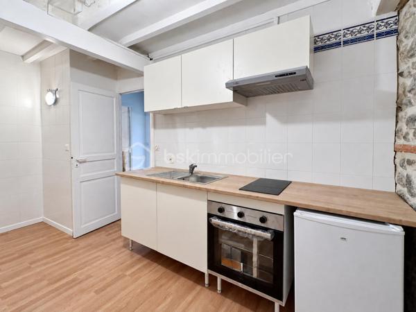 Bages – Maison de village avec jardin, terrasse et 4 chambres

En exclusivité à Bages, cette maison de village aux volets bleus offre un extérieur agréable, quatre chambres et des combles aménagés.

Depuis le séjour, une baie vitrée ouvre directement sur un extérieur d’environ 50 m² : une terrasse de 20 m² pour les repas aux beaux jours et un jardin de 30 m² aménagé en potager. Deux citernes de récupération des eaux de pluie, de 1 000 litres chacune, permettent d’arroser les plantations.

La maison développe environ 105 m² de surface utile, comprenant les 9,6 m² de combles aménagés.

Au rez-de-chaussée, le hall d’entrée dessert une cuisine ouverte sur le salon-salle à manger, une chambre aménagée dans l’ancien garage avec sa propre salle d’eau, ainsi qu’une buanderie.

À l’étage, trois chambres, une salle d'eau et une seconde cuisine au mur en pierre composent le niveau. Un escalier mène aux combles aménagés : un espace lumineux grâce à sa fenêtre de toit, pouvant accueillir un couchage supplémentaire ou un coin détente. Des rangements sous pente complètent cet espace.

Des travaux importants ont été réalisés il y a moins de cinq ans : toiture, façades, menuiseries et gouttières. La climatisation équipe le rez-de-chaussée et l’étage. La maison bénéficie d’un classement énergétique C et d’un classement A pour les émissions de gaz à effet de serre.

L’intérieur conserve une décoration à personnaliser selon vos envies. Le hall commun, avec son escalier desservant directement l’étage et une porte donnant accès au rez-de-chaussée, permet également d’envisager une organisation en deux logements, sous réserve des vérifications techniques et administratives nécessaires.

Avec les commerces et les écoles du village, cette maison offre une base intéressante pour un projet familial ou un investissement.

Prix : 220 000 €, honoraires d’agence inclus, à la charge du vendeur.

Contactez-moi pour découvrir cette maison et échanger sur votre projet.