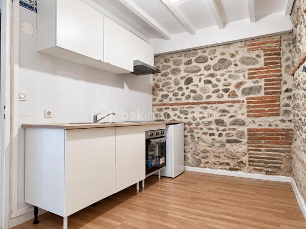 Bages – Maison de village avec jardin, terrasse et 4 chambres

En exclusivité à Bages, cette maison de village aux volets bleus offre un extérieur agréable, quatre chambres et des combles aménagés.

Depuis le séjour, une baie vitrée ouvre directement sur un extérieur d’environ 50 m² : une terrasse de 20 m² pour les repas aux beaux jours et un jardin de 30 m² aménagé en potager. Deux citernes de récupération des eaux de pluie, de 1 000 litres chacune, permettent d’arroser les plantations.

La maison développe environ 105 m² de surface utile, comprenant les 9,6 m² de combles aménagés.

Au rez-de-chaussée, le hall d’entrée dessert une cuisine ouverte sur le salon-salle à manger, une chambre aménagée dans l’ancien garage avec sa propre salle d’eau, ainsi qu’une buanderie.

À l’étage, trois chambres, une salle d'eau et une seconde cuisine au mur en pierre composent le niveau. Un escalier mène aux combles aménagés : un espace lumineux grâce à sa fenêtre de toit, pouvant accueillir un couchage supplémentaire ou un coin détente. Des rangements sous pente complètent cet espace.

Des travaux importants ont été réalisés il y a moins de cinq ans : toiture, façades, menuiseries et gouttières. La climatisation équipe le rez-de-chaussée et l’étage. La maison bénéficie d’un classement énergétique C et d’un classement A pour les émissions de gaz à effet de serre.

L’intérieur conserve une décoration à personnaliser selon vos envies. Le hall commun, avec son escalier desservant directement l’étage et une porte donnant accès au rez-de-chaussée, permet également d’envisager une organisation en deux logements, sous réserve des vérifications techniques et administratives nécessaires.

Avec les commerces et les écoles du village, cette maison offre une base intéressante pour un projet familial ou un investissement.

Prix : 220 000 €, honoraires d’agence inclus, à la charge du vendeur.

Contactez-moi pour découvrir cette maison et échanger sur votre projet.