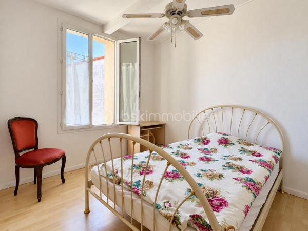 Bages – Maison de village avec jardin, terrasse et 4 chambres

En exclusivité à Bages, cette maison de village aux volets bleus offre un extérieur agréable, quatre chambres et des combles aménagés.

Depuis le séjour, une baie vitrée ouvre directement sur un extérieur d’environ 50 m² : une terrasse de 20 m² pour les repas aux beaux jours et un jardin de 30 m² aménagé en potager. Deux citernes de récupération des eaux de pluie, de 1 000 litres chacune, permettent d’arroser les plantations.

La maison développe environ 105 m² de surface utile, comprenant les 9,6 m² de combles aménagés.

Au rez-de-chaussée, le hall d’entrée dessert une cuisine ouverte sur le salon-salle à manger, une chambre aménagée dans l’ancien garage avec sa propre salle d’eau, ainsi qu’une buanderie.

À l’étage, trois chambres, une salle d'eau et une seconde cuisine au mur en pierre composent le niveau. Un escalier mène aux combles aménagés : un espace lumineux grâce à sa fenêtre de toit, pouvant accueillir un couchage supplémentaire ou un coin détente. Des rangements sous pente complètent cet espace.

Des travaux importants ont été réalisés il y a moins de cinq ans : toiture, façades, menuiseries et gouttières. La climatisation équipe le rez-de-chaussée et l’étage. La maison bénéficie d’un classement énergétique C et d’un classement A pour les émissions de gaz à effet de serre.

L’intérieur conserve une décoration à personnaliser selon vos envies. Le hall commun, avec son escalier desservant directement l’étage et une porte donnant accès au rez-de-chaussée, permet également d’envisager une organisation en deux logements, sous réserve des vérifications techniques et administratives nécessaires.

Avec les commerces et les écoles du village, cette maison offre une base intéressante pour un projet familial ou un investissement.

Prix : 220 000 €, honoraires d’agence inclus, à la charge du vendeur.

Contactez-moi pour découvrir cette maison et échanger sur votre projet.