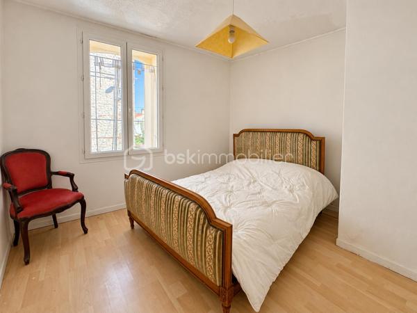 Bages – Maison de village avec jardin, terrasse et 4 chambres

En exclusivité à Bages, cette maison de village aux volets bleus offre un extérieur agréable, quatre chambres et des combles aménagés.

Depuis le séjour, une baie vitrée ouvre directement sur un extérieur d’environ 50 m² : une terrasse de 20 m² pour les repas aux beaux jours et un jardin de 30 m² aménagé en potager. Deux citernes de récupération des eaux de pluie, de 1 000 litres chacune, permettent d’arroser les plantations.

La maison développe environ 105 m² de surface utile, comprenant les 9,6 m² de combles aménagés.

Au rez-de-chaussée, le hall d’entrée dessert une cuisine ouverte sur le salon-salle à manger, une chambre aménagée dans l’ancien garage avec sa propre salle d’eau, ainsi qu’une buanderie.

À l’étage, trois chambres, une salle d'eau et une seconde cuisine au mur en pierre composent le niveau. Un escalier mène aux combles aménagés : un espace lumineux grâce à sa fenêtre de toit, pouvant accueillir un couchage supplémentaire ou un coin détente. Des rangements sous pente complètent cet espace.

Des travaux importants ont été réalisés il y a moins de cinq ans : toiture, façades, menuiseries et gouttières. La climatisation équipe le rez-de-chaussée et l’étage. La maison bénéficie d’un classement énergétique C et d’un classement A pour les émissions de gaz à effet de serre.

L’intérieur conserve une décoration à personnaliser selon vos envies. Le hall commun, avec son escalier desservant directement l’étage et une porte donnant accès au rez-de-chaussée, permet également d’envisager une organisation en deux logements, sous réserve des vérifications techniques et administratives nécessaires.

Avec les commerces et les écoles du village, cette maison offre une base intéressante pour un projet familial ou un investissement.

Prix : 220 000 €, honoraires d’agence inclus, à la charge du vendeur.

Contactez-moi pour découvrir cette maison et échanger sur votre projet.