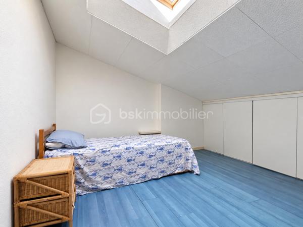 Bages – Maison de village avec jardin, terrasse et 4 chambres

En exclusivité à Bages, cette maison de village aux volets bleus offre un extérieur agréable, quatre chambres et des combles aménagés.

Depuis le séjour, une baie vitrée ouvre directement sur un extérieur d’environ 50 m² : une terrasse de 20 m² pour les repas aux beaux jours et un jardin de 30 m² aménagé en potager. Deux citernes de récupération des eaux de pluie, de 1 000 litres chacune, permettent d’arroser les plantations.

La maison développe environ 105 m² de surface utile, comprenant les 9,6 m² de combles aménagés.

Au rez-de-chaussée, le hall d’entrée dessert une cuisine ouverte sur le salon-salle à manger, une chambre aménagée dans l’ancien garage avec sa propre salle d’eau, ainsi qu’une buanderie.

À l’étage, trois chambres, une salle d'eau et une seconde cuisine au mur en pierre composent le niveau. Un escalier mène aux combles aménagés : un espace lumineux grâce à sa fenêtre de toit, pouvant accueillir un couchage supplémentaire ou un coin détente. Des rangements sous pente complètent cet espace.

Des travaux importants ont été réalisés il y a moins de cinq ans : toiture, façades, menuiseries et gouttières. La climatisation équipe le rez-de-chaussée et l’étage. La maison bénéficie d’un classement énergétique C et d’un classement A pour les émissions de gaz à effet de serre.

L’intérieur conserve une décoration à personnaliser selon vos envies. Le hall commun, avec son escalier desservant directement l’étage et une porte donnant accès au rez-de-chaussée, permet également d’envisager une organisation en deux logements, sous réserve des vérifications techniques et administratives nécessaires.

Avec les commerces et les écoles du village, cette maison offre une base intéressante pour un projet familial ou un investissement.

Prix : 220 000 €, honoraires d’agence inclus, à la charge du vendeur.

Contactez-moi pour découvrir cette maison et échanger sur votre projet.