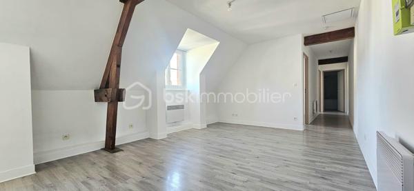 En plein cœur de Sully-sur-Loire, découvrez un appartement qui réunit ce que l’on recherche rarement au même endroit : luminosité, extérieur, tranquillité et aucun travaux à prévoir.

Vous serez immédiatement séduit par sa belle luminosité et son agréable balcon sans aucun vis-à-vis, véritable prolongement de la pièce de vie où vous pourrez profiter pleinement des beaux jours, en toute intimité.

L’appartement comprend une entrée desservant un salon-séjour lumineux ouvert sur une cuisine aménagée, avec accès direct au balcon.

L’espace nuit offre deux chambres, une salle de bains ainsi qu’un WC indépendant.

Une cave privative complète l’ensemble.

✨ CE QUI REND CE BIEN UNIQUE :
• Une situation privilégiée au cœur de Sully-sur-Loire
• Un balcon sans aucun vis-à-vis
• Une pièce de vie particulièrement **lumineuse
• 2 chambres
• Aucun travaux à prévoir
• Une cave privative
• Un appartement prêt à vivre : vous posez vos valises !

Que vous recherchiez votre résidence principale, un premier achat ou un investissement, cet appartement offre un équilibre particulièrement recherché entre vie en centre-ville, confort et tranquillité.

🔑 Un bien qui mérite d’être découvert autrement qu’en photos.

Contactez-moi pour organiser votre visite.