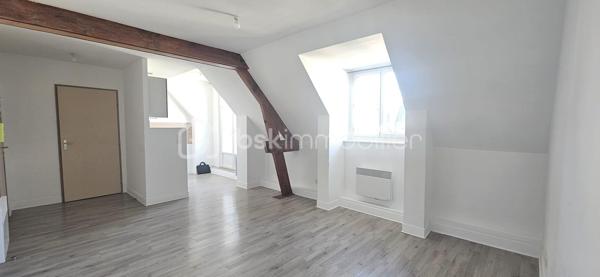 En plein cœur de Sully-sur-Loire, découvrez un appartement qui réunit ce que l’on recherche rarement au même endroit : luminosité, extérieur, tranquillité et aucun travaux à prévoir.

Vous serez immédiatement séduit par sa belle luminosité et son agréable balcon sans aucun vis-à-vis, véritable prolongement de la pièce de vie où vous pourrez profiter pleinement des beaux jours, en toute intimité.

L’appartement comprend une entrée desservant un salon-séjour lumineux ouvert sur une cuisine aménagée, avec accès direct au balcon.

L’espace nuit offre deux chambres, une salle de bains ainsi qu’un WC indépendant.

Une cave privative complète l’ensemble.

✨ CE QUI REND CE BIEN UNIQUE :
• Une situation privilégiée au cœur de Sully-sur-Loire
• Un balcon sans aucun vis-à-vis
• Une pièce de vie particulièrement **lumineuse
• 2 chambres
• Aucun travaux à prévoir
• Une cave privative
• Un appartement prêt à vivre : vous posez vos valises !

Que vous recherchiez votre résidence principale, un premier achat ou un investissement, cet appartement offre un équilibre particulièrement recherché entre vie en centre-ville, confort et tranquillité.

🔑 Un bien qui mérite d’être découvert autrement qu’en photos.

Contactez-moi pour organiser votre visite.