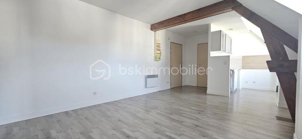 En plein cœur de Sully-sur-Loire, découvrez un appartement qui réunit ce que l’on recherche rarement au même endroit : luminosité, extérieur, tranquillité et aucun travaux à prévoir.

Vous serez immédiatement séduit par sa belle luminosité et son agréable balcon sans aucun vis-à-vis, véritable prolongement de la pièce de vie où vous pourrez profiter pleinement des beaux jours, en toute intimité.

L’appartement comprend une entrée desservant un salon-séjour lumineux ouvert sur une cuisine aménagée, avec accès direct au balcon.

L’espace nuit offre deux chambres, une salle de bains ainsi qu’un WC indépendant.

Une cave privative complète l’ensemble.

✨ CE QUI REND CE BIEN UNIQUE :
• Une situation privilégiée au cœur de Sully-sur-Loire
• Un balcon sans aucun vis-à-vis
• Une pièce de vie particulièrement **lumineuse
• 2 chambres
• Aucun travaux à prévoir
• Une cave privative
• Un appartement prêt à vivre : vous posez vos valises !

Que vous recherchiez votre résidence principale, un premier achat ou un investissement, cet appartement offre un équilibre particulièrement recherché entre vie en centre-ville, confort et tranquillité.

🔑 Un bien qui mérite d’être découvert autrement qu’en photos.

Contactez-moi pour organiser votre visite.