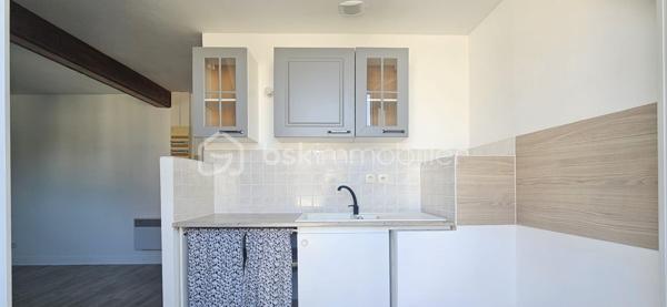 En plein cœur de Sully-sur-Loire, découvrez un appartement qui réunit ce que l’on recherche rarement au même endroit : luminosité, extérieur, tranquillité et aucun travaux à prévoir.

Vous serez immédiatement séduit par sa belle luminosité et son agréable balcon sans aucun vis-à-vis, véritable prolongement de la pièce de vie où vous pourrez profiter pleinement des beaux jours, en toute intimité.

L’appartement comprend une entrée desservant un salon-séjour lumineux ouvert sur une cuisine aménagée, avec accès direct au balcon.

L’espace nuit offre deux chambres, une salle de bains ainsi qu’un WC indépendant.

Une cave privative complète l’ensemble.

✨ CE QUI REND CE BIEN UNIQUE :
• Une situation privilégiée au cœur de Sully-sur-Loire
• Un balcon sans aucun vis-à-vis
• Une pièce de vie particulièrement **lumineuse
• 2 chambres
• Aucun travaux à prévoir
• Une cave privative
• Un appartement prêt à vivre : vous posez vos valises !

Que vous recherchiez votre résidence principale, un premier achat ou un investissement, cet appartement offre un équilibre particulièrement recherché entre vie en centre-ville, confort et tranquillité.

🔑 Un bien qui mérite d’être découvert autrement qu’en photos.

Contactez-moi pour organiser votre visite.
