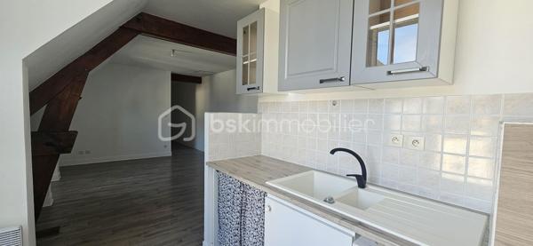 En plein cœur de Sully-sur-Loire, découvrez un appartement qui réunit ce que l’on recherche rarement au même endroit : luminosité, extérieur, tranquillité et aucun travaux à prévoir.

Vous serez immédiatement séduit par sa belle luminosité et son agréable balcon sans aucun vis-à-vis, véritable prolongement de la pièce de vie où vous pourrez profiter pleinement des beaux jours, en toute intimité.

L’appartement comprend une entrée desservant un salon-séjour lumineux ouvert sur une cuisine aménagée, avec accès direct au balcon.

L’espace nuit offre deux chambres, une salle de bains ainsi qu’un WC indépendant.

Une cave privative complète l’ensemble.

✨ CE QUI REND CE BIEN UNIQUE :
• Une situation privilégiée au cœur de Sully-sur-Loire
• Un balcon sans aucun vis-à-vis
• Une pièce de vie particulièrement **lumineuse
• 2 chambres
• Aucun travaux à prévoir
• Une cave privative
• Un appartement prêt à vivre : vous posez vos valises !

Que vous recherchiez votre résidence principale, un premier achat ou un investissement, cet appartement offre un équilibre particulièrement recherché entre vie en centre-ville, confort et tranquillité.

🔑 Un bien qui mérite d’être découvert autrement qu’en photos.

Contactez-moi pour organiser votre visite.